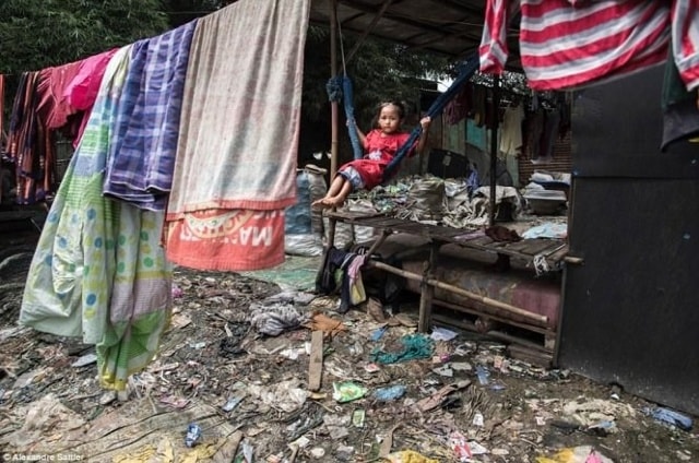Nhiều đứa trẻ thậm chí chào đời trên bãi rác.