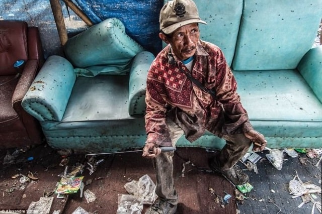 Nhiều người không có giày dép phải đi chân trần, người đàn ông này may thay có được một đôi giày để mang.