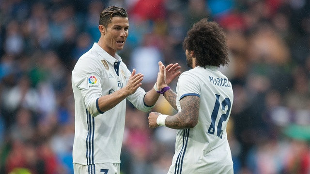 Bộ đôi Ronaldo – Marcelo tỏa sáng giúp Real Madrid vượt qua Valencia với tỉ số 2 – 1.  Ảnh: Internet.