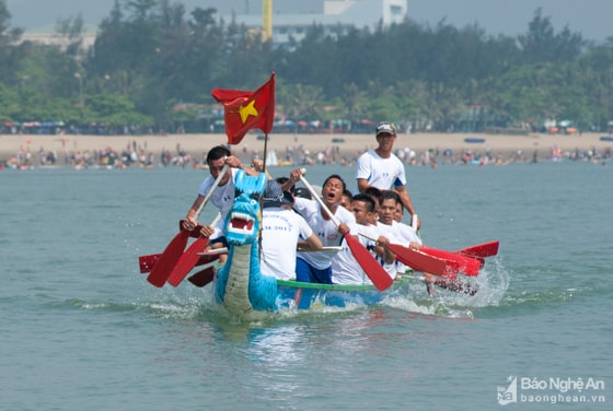 Giải đua có sự tham gia của các tay chèo là những ngư dân dạn dày sông nước đến từ 7 phường xã trên địa bàn.