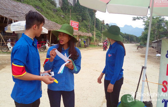 Đội TNTN hướng dẫn du khách được xem như là một nét mới trong mùa du lịch ở Con Cuông. Ảnh: Hữu Vi