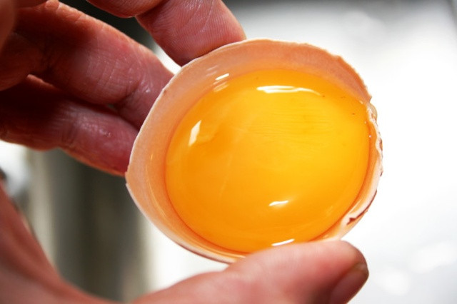 Lòng đỏ trứng gà: rất giàu vitamin B7, loại vitamin quan trọng giúp thúc đẩy lông mày mọc tốt và nhanh hơn. Lấy một lòng đỏ trứng, cho thêm một chút nước cốt chanh vào trộn đều với nhau. Dùng bông tăm thoa hỗn hợp này lên lông mày.