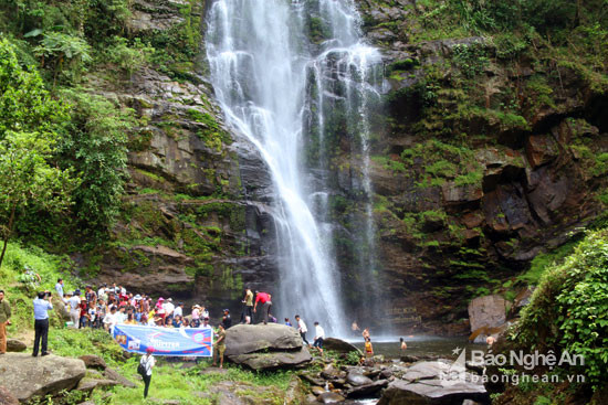 Dịp nghỉ lễ 30/4 và 01/5, thác Kèm (Con Cuông) đón hàng nghìn lượt khách du lịch về nghỉ ngơi và tắm mát. Ảnh: Đào Thọ