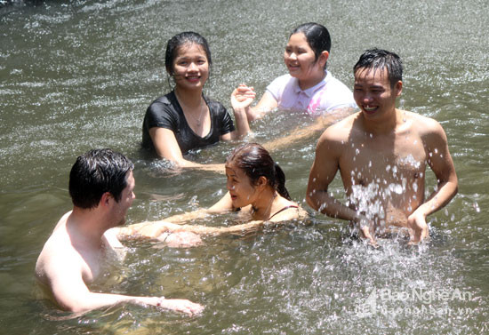 Thoải mái, thân thiện vui đùa cùng du khách người Việt dưới thác. Ảnh: Đào Thọ