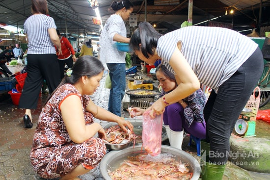 Ghẹ bán tại chợ hải sản Cửa Lò có giá từ 100.000 - 500.000 đồng/kg. Ảnh: Quang An