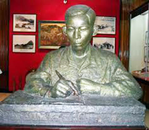Tượng đồng chí Trần Phú (Hiện vật đang trưng bày tại Bảo tàng Lịch sử quốc gia).