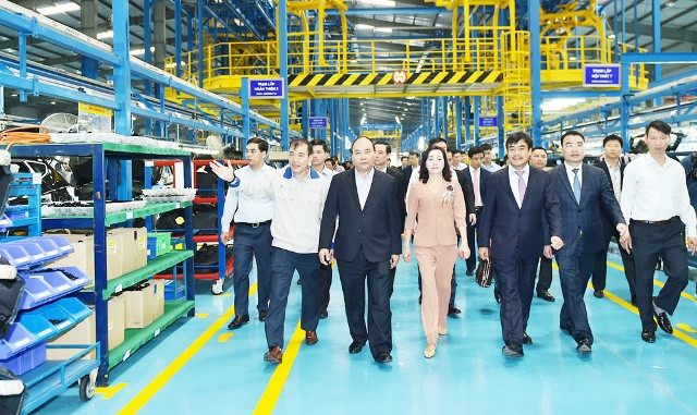 Thủ tướng Nguyễn Xuân Phúc tham quan dây chuyền sản xuất tại nhà máy ô tô của Tập đoàn Hyundai Thành Công ngày 7/4/2017.