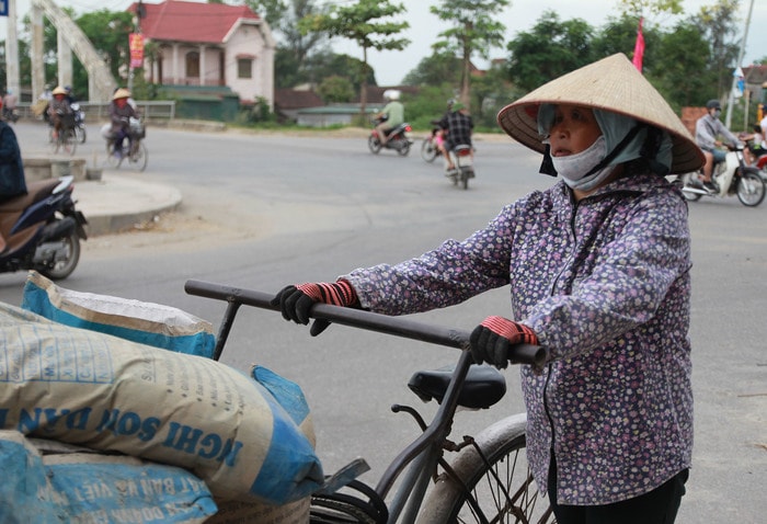 Tại thành phố Vinh, sáng sớm 1/5, chị Hương tranh thủ từng cuốc xích lô chở hàng dù tránh nắng. Ảnh: Chu Thanh