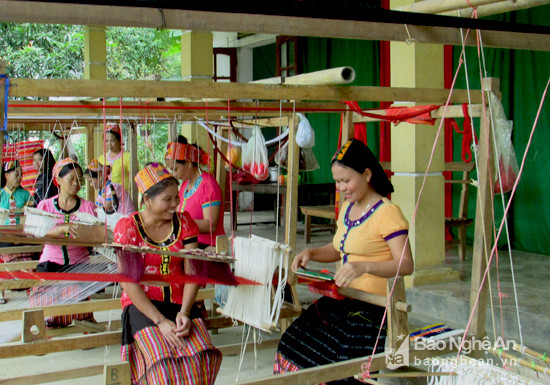 Chị em phụ nữ xã Lục Dạ tham gia lớp đào tạo dệt thổ cẩm. Ảnh: Bá Hậu