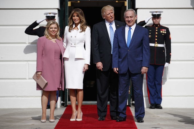 Bà Melania mặc bộ váy trắng thanh lịch của Karl Lagerfeld chào mừng Thủ tướng Israel Benjamin Netanyahu và phu nhân tại Nhà Trắng hôm 15/2. Ảnh: AP