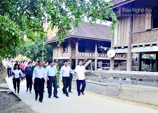 Đồng chí Nguyễn Xuân Đường - Phó Bí thư Tỉnh ủy, Chủ tịch UBND tỉnh thăm bản Tùng Hương, xã Tam Quang (Tương Dương). Ảnh: P.V