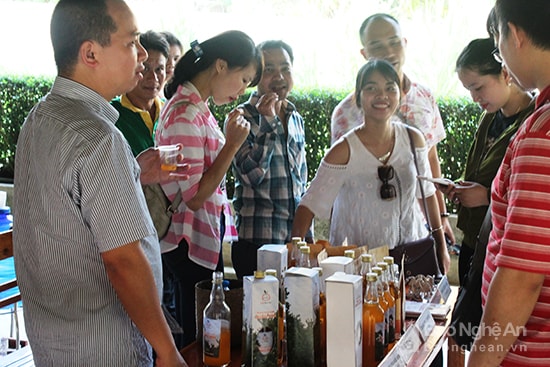 Đoàn khảo sát du lịch cộng đồng Homestay và thưởng thức một số sản phẩm mẫu do dự án JICA  sản xuất. Ảnh: Vương Bằng