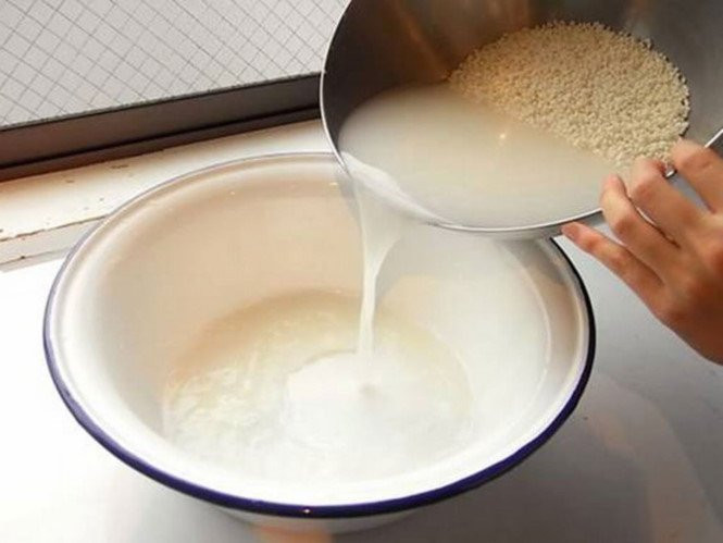Nước vo gạo không chỉ có tác dụng làm sạch da, loại bỏ hết chất bẩn trên bề mặt mà còn nuôi dưỡng da ngày càng trắng sáng và mịn màng. Đặc biệt, nước vo gạo an toàn cho mọi loại da kể cả da nhạy cảm.