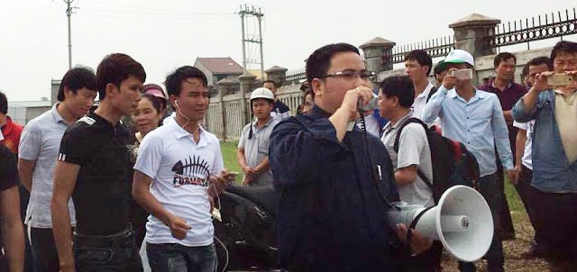 Con chiên không chấp nhận một linh mục lợi dụng Thánh thể để làm việc phàm tục, trái pháp luật.