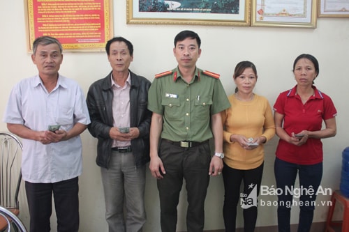 Cơ quan An ninh điều tra trao trả ngoại tệ cho 4 người lao động bị lừa. Ảnh: Trung Đức)