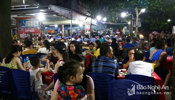 Các nhà hàng luôn đông nghịt khách hàng trong dịp lễ.