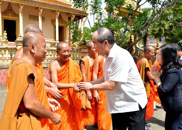 Chủ tịch Nguyễn Thiện Nhân thăm hỏi các vị hòa thượng trong Hội Đoàn kết sư sãi yêu nước tỉnh Sóc Trăng. (Ảnh: Quốc Trung).