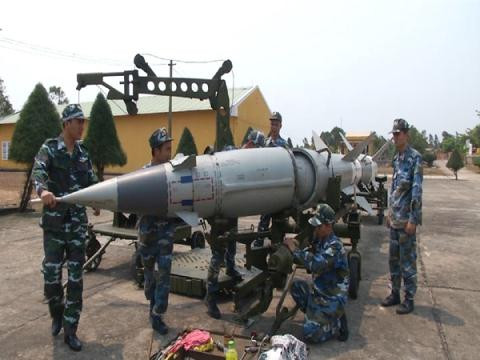 Việt Nam tự nâng cấp tên lửa phòng không.