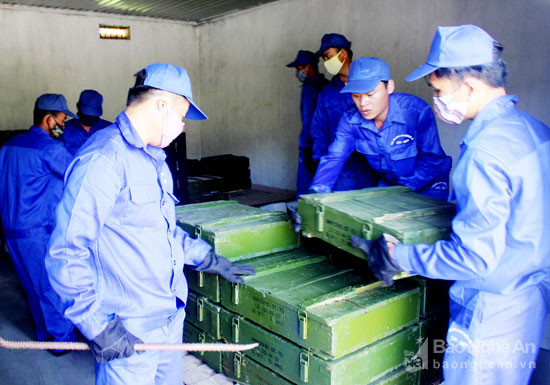 Cán bộ, nhân viên Đại đội kho 29 thực hành sắp xếp bảo vệ đạn dược. Ảnh: Hà Hữu Tân