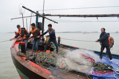 BĐBP hỗ trợ thuyền viên tàu bị nạn neo tàu tại bến cảng Hải đội 2 – BĐBP Nghệ An. Ảnh tư liệu.