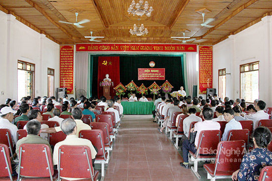 Toàn cảnh hộinghị tiếp xúc cử tri tại xã Nghi Xá, huyện Nghi Lộc. Ảnh: Hoài Thu