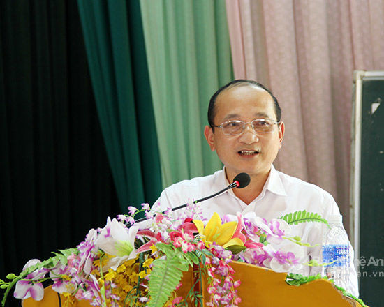 Ông Nguyễn Thanh Hiền trả lời các ý kiến của cử tri xã Nghi Xá, Nghi Lộc. Ảnh: Hoài Thu