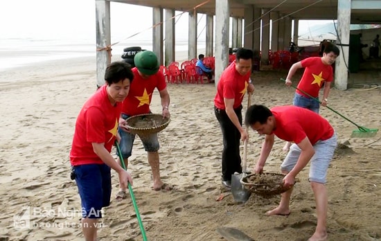 Cán bộ các cơ quan tham gia làm sạch bãi biển. Ảnh Hữu Lương (Đài Cừa Lò)