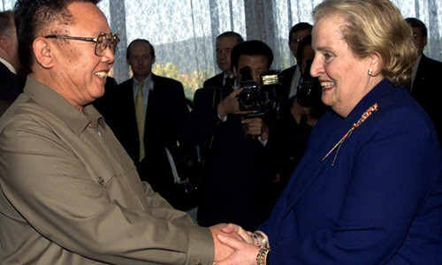 Lãnh đạo Triều Tiên Kim Jong-il bắt tay ngoại trưởng Mỹ Madeleine Albright tại cuộc gặp ở Bình Nhưỡng năm 2000. Ảnh: AP