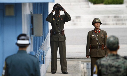 Lính Hàn Quốc và lính Triều Tiên đối mặt nhau ở làng Bàn Môn Điếm nằm giữa khu phi quân sự liên Triều. Ảnh: AP