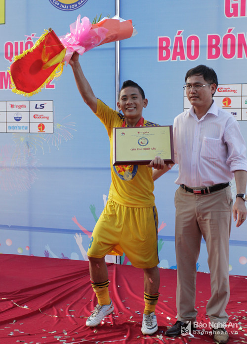 Bùi Đình Châu sẽ khoác áo Phù Đổng FC thi đấu ở Giải hạng nhì quốc gia 2017.  Ảnh: Trung Kiên