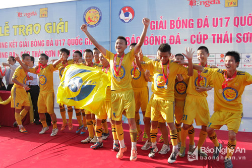 Đội hình U17 SLNA vô địch VCK U17 QG năm 2012, đa phần đang chơi bóng ở thủ đô trong màu áo khác nhau.  Ảnh: Trung Kiên