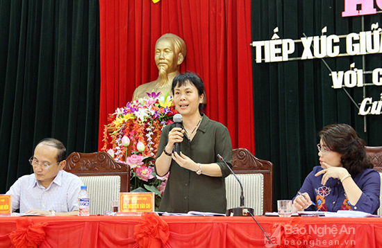 Bà Nguyễn Vân Chi trả lời các ý kiến cử tri về góp ý Luật Hỗ trợ doanh nghiệp vừa và nhỏ. Ảnh: Hoài Thu