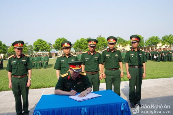 Thượng tá Thái Đức Hạnh Chính ủy Bộ CHQS tỉnh ký chấp nhận giao ướng thi đua giữa các đơn vị
