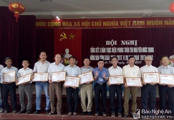 tặng giấy khen cho các cá nhân có thành tích xuất sắc trong 5 năm