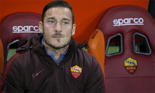 Totti giải nghệ và ngồi ghế Giám đốc của Roma là một phần trong kế hoạch cải tổ CLB mà tân Giám đốc Thể thao Monchi vạch ra. Ảnh: Reuters.