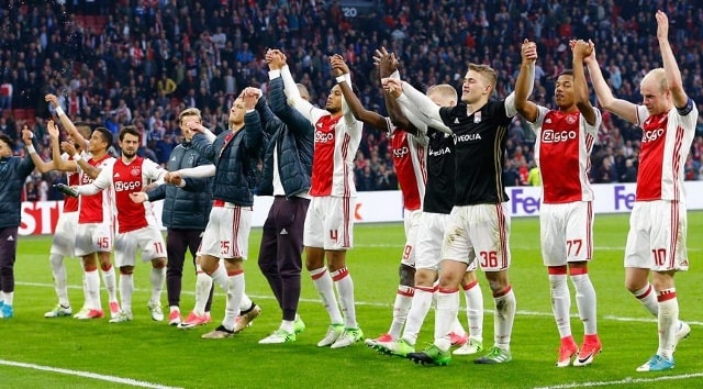 Các cầu thủ Ajax Amsterdam ăn mừng cùng cổ động viên nhà sau trận đấu với Lyon.  Ảnh: Internet.