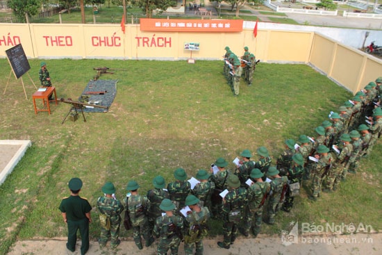 Sau khai mạc các chiến sỹ tham gia học tập, nghiên cứu súng SPG-9 cải tiến. Ảnh: Lê Tường Hiếu