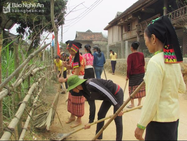 Người dân bản Khe Rạn (Bồng Khê - Con Cuông) ra quân dọn vệ sinh vào ngày cuối tuần để đón khách du lịch.Ảnh: Tường Vi