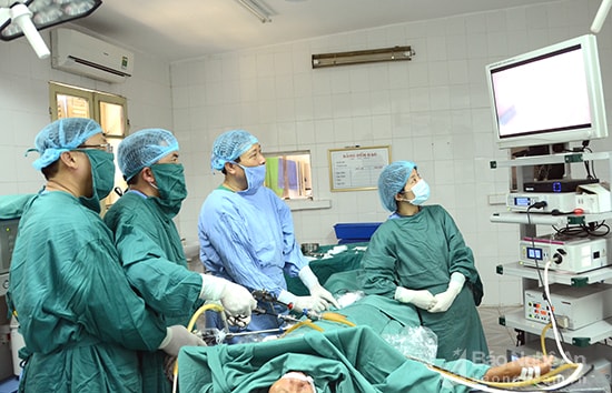 Khám bệnh bằng máy chụp công nghệ cao ở Bệnh viện Đa khoa Tây Nam.
