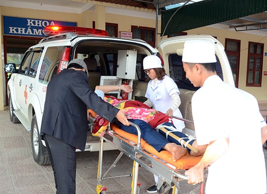 Cấp cứu bệnh nhân tại Bệnh viện Đa khoa Thanh Chương.