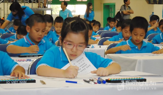 Học sinh tham dự kỳ  thi bàn tính và số học IQ quốc gia.