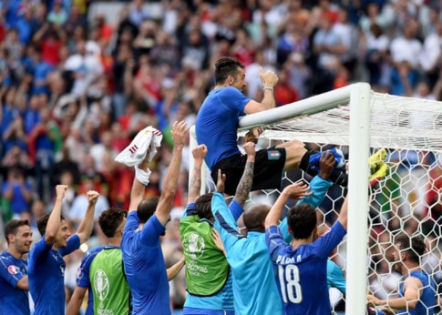 Gianluigi Buffon ăn mừng chiến thắng.