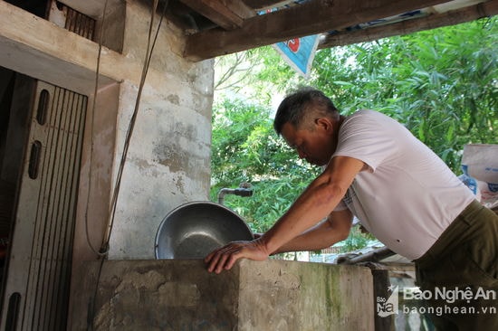 Gia đình ông Tính cũng như bao gia đình khác trong xóm 18A đều đầu tư xây bể lọc nhưng vẫn không có nước sạch để dùng. Ảnh: Thiên Thiên