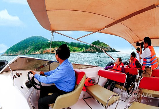 Các đoàn du lịch khảo sát du lịch biển Cửa Lò. Ảnh: Vương Bằng