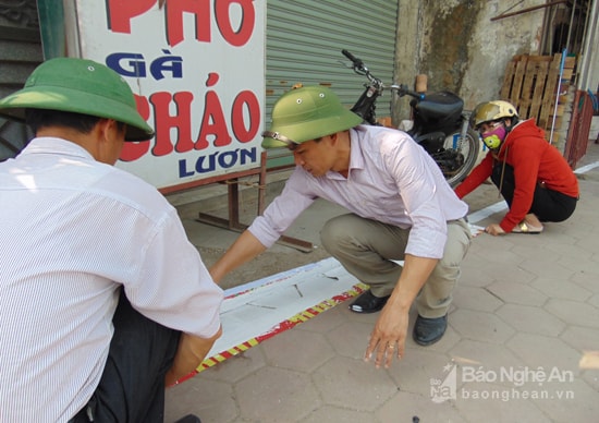 Giải tỏa vỉa hè thị trấn Cầu Giát. Ảnh: Thanh Toàn