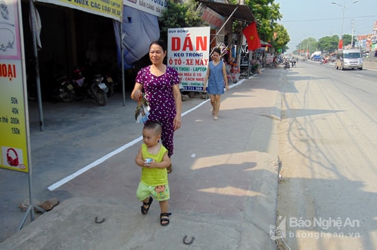 Giải tỏa vỉa hè thị trấn Cầu Giát. Ảnh: Thanh Toàn