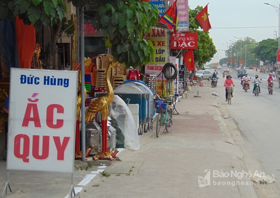 Giải tỏa vỉa hè thị trấn Cầu Giát. Ảnh: Thanh Toàn