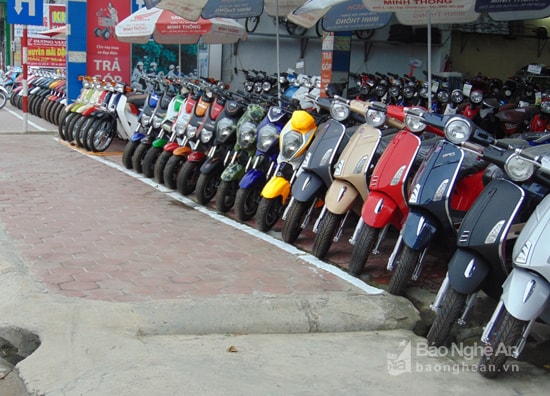 Giải tỏa vỉa hè thị trấn Cầu Giát. Ảnh: Thanh Toàn
