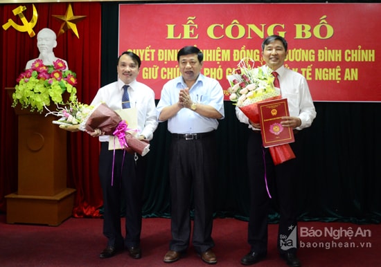 Chủ tịch UBND tỉnh trao Quyết định Quyền Giám đốc Sở Y tế cho đồng chí Hoàng Văn Hảo và  Phó Giám đốc Sở Y tế cho đồng chí Dương Đình Chỉnh.