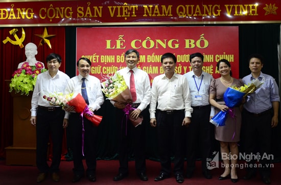 Đại diện lãnh đạo Sở Y tế tặng hoa chúc mừng các đồng chí mới được bổ nhiệm,